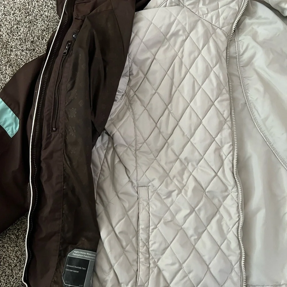 Carhart woman’s winter (ski) jacket with interchangeable zip out coat. - Picture 3 of 5